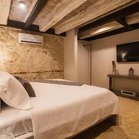 Villa Casa Del Hidalgo - Walled 7br Colonial Cartagena
