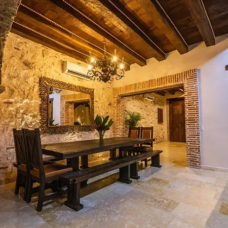 Casa Del Hidalgo - Walled 7br Colonial Villa