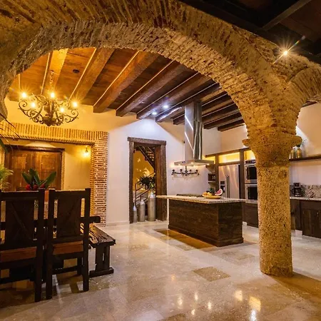 Casa Del Hidalgo - Walled 7br Colonial Villa