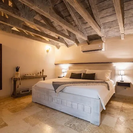 Casa Del Hidalgo - Walled 7br Colonial Villa *