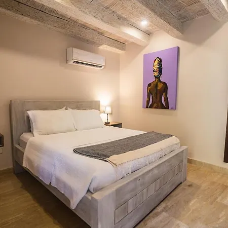 Casa Del Hidalgo - Walled 7br Colonial