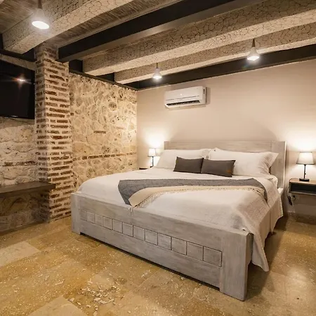 Villa Casa Del Hidalgo - Walled 7br Colonial Cartagena