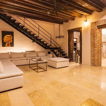 Villa Casa Del Hidalgo - Walled 7br Colonial Cartagena