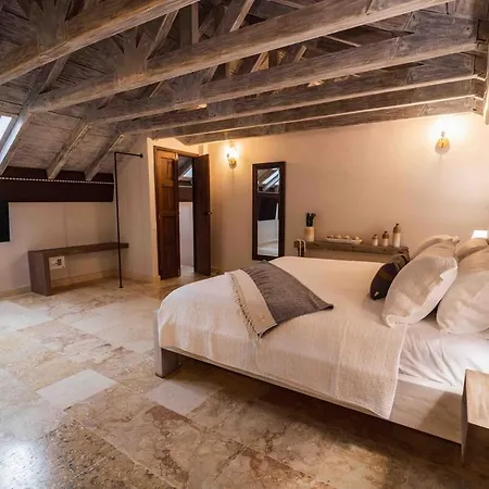 Casa Del Hidalgo - Walled 7br Colonial