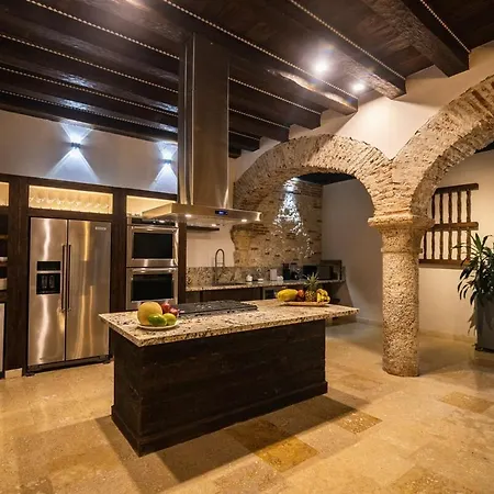 Casa Del Hidalgo - Walled 7br Colonial